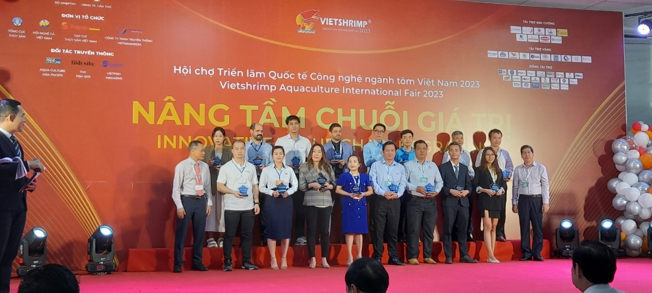 Trao tặng Kỷ niệm chương cho những c&amp;aacute; nh&amp;acirc;n v&amp;agrave; doanh nghiệp c&amp;oacute; nhiều th&amp;agrave;nh t&amp;iacute;ch đ&amp;oacute;ng g&amp;oacute;p cho ng&amp;agrave;nh t&amp;ocirc;m Việt Nam
