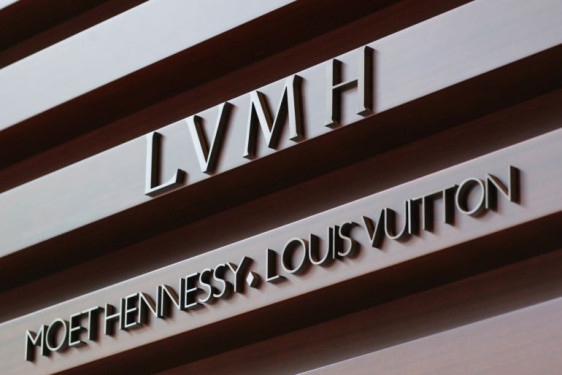 Doanh thu 3 tháng đầu năm của gã khổng lồ hàng xa xỉ LVMH tăng 17%