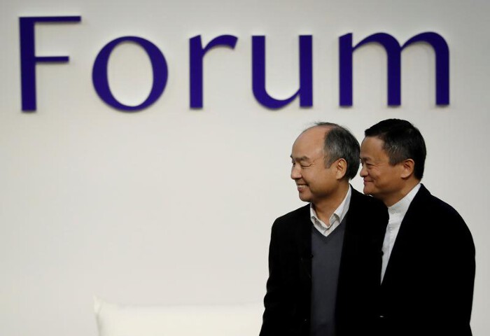 Tỷ ph&amp;uacute; Masayoshi Son v&amp;agrave; tỷ ph&amp;uacute; Jack Ma trong một sự kiện hồi năm 2019. (Ảnh: Reuters).