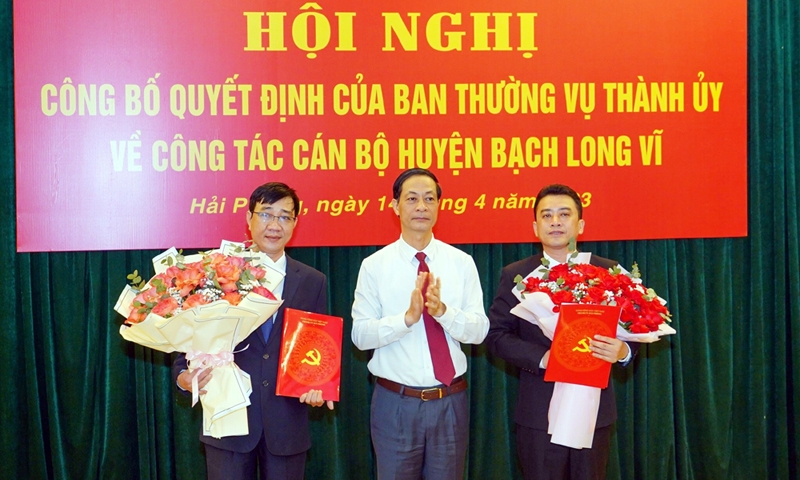 Đồng ch&amp;iacute; Đỗ Mạnh Hiến, Ph&amp;oacute; B&amp;iacute; thư Thường trực Th&amp;agrave;nh uỷ trao Quyết định cho đồng ch&amp;iacute; Trần Quang Tường v&amp;agrave; đồng ch&amp;iacute; B&amp;ugrave;i Trung Tiến