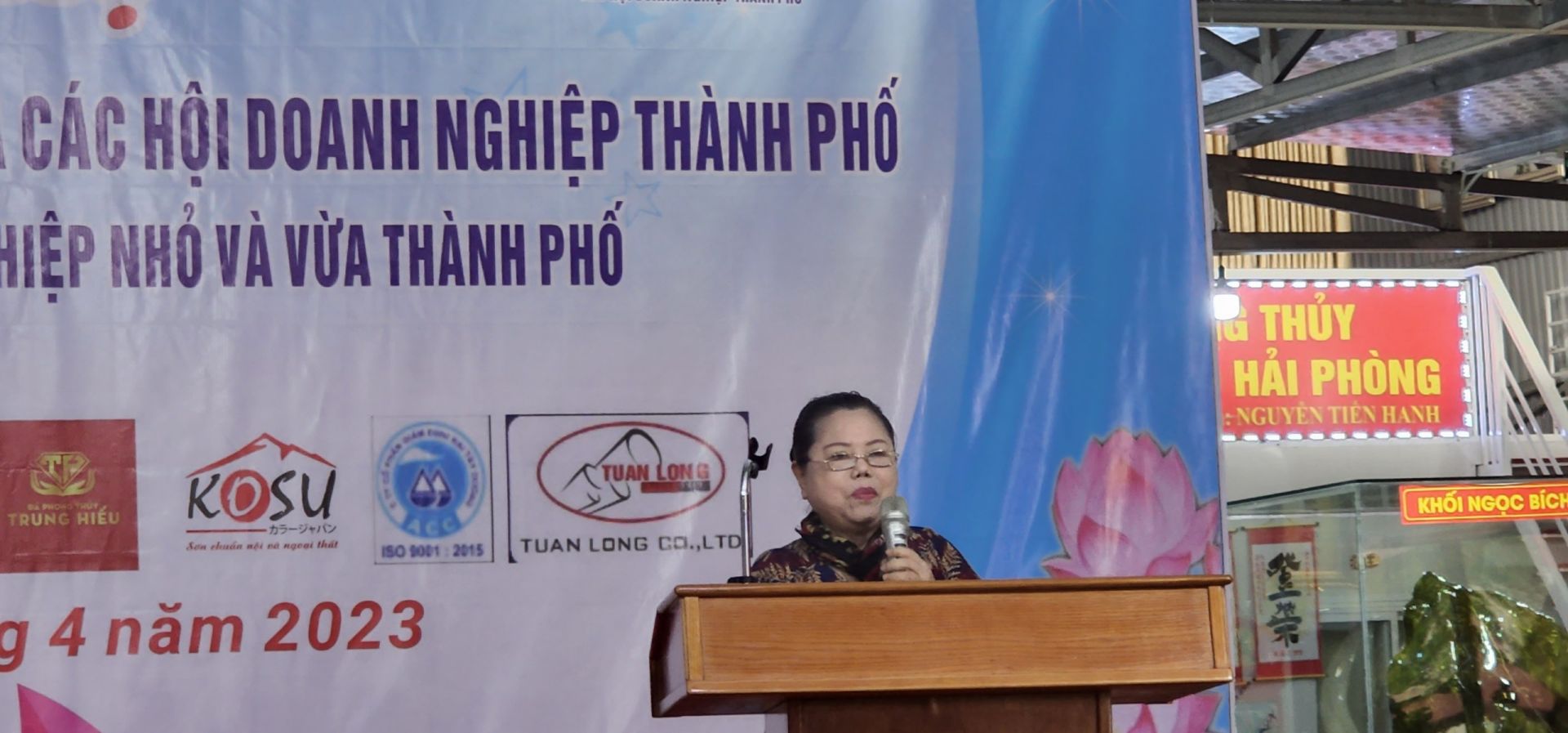 B&amp;agrave; Đ&amp;agrave;o Thị Kim Ng&amp;acirc;n- Chủ tịch Hiệp hội Doanh nghiệp Nhỏ v&amp;agrave; Vừa Hải Ph&amp;ograve;ng ph&amp;aacute;t biểu khai mạc