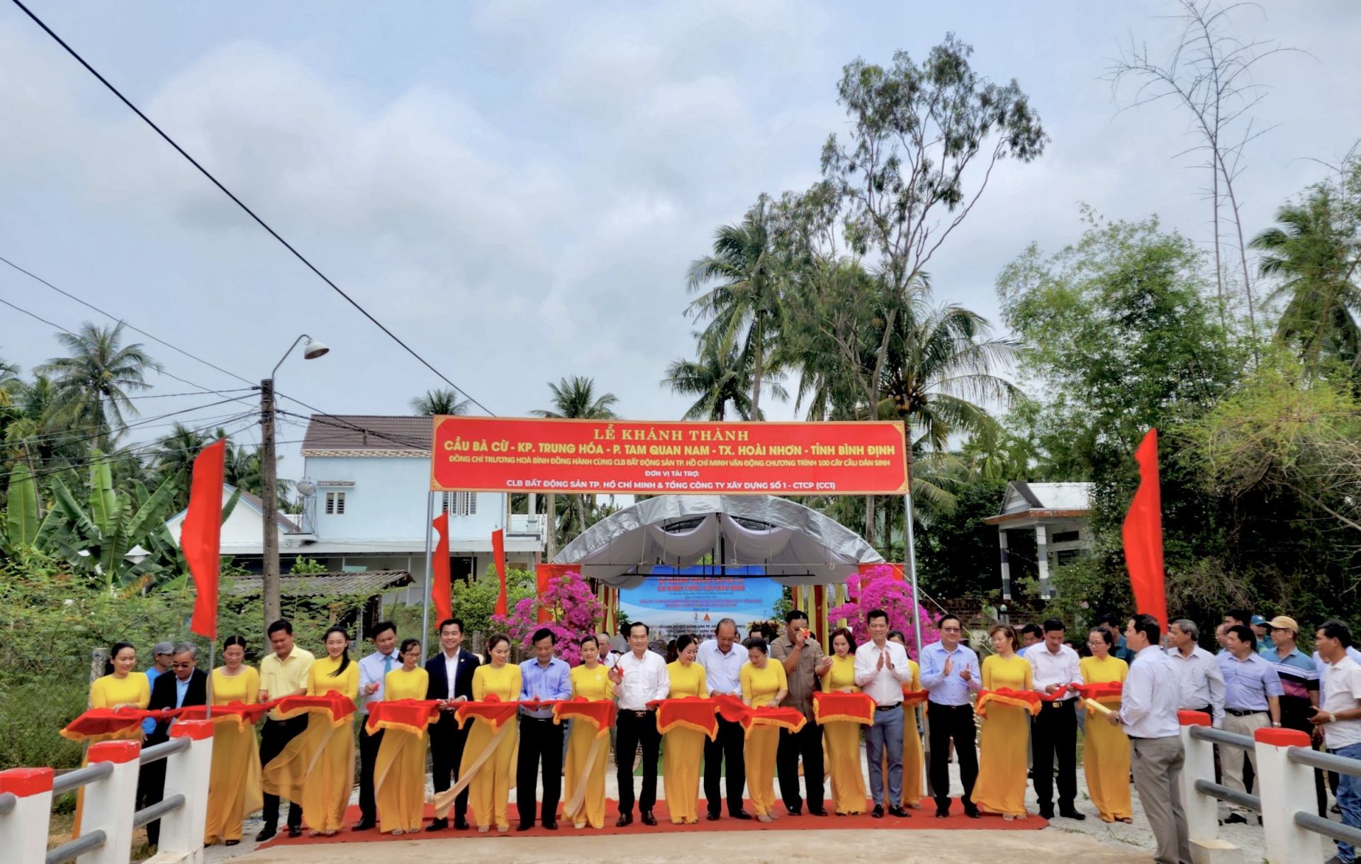 C&amp;aacute;c đại biểu cắt b&amp;acirc;ng kh&amp;aacute;nh th&amp;agrave;nh cầu B&amp;agrave; Cừ