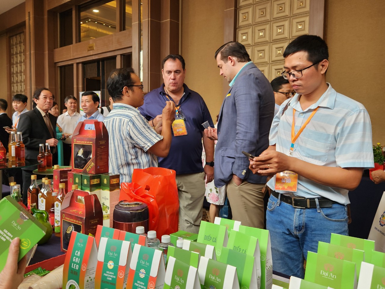 C&amp;aacute;c nh&amp;agrave; đầu tư t&amp;igrave;m hiểu c&amp;aacute;c sản phảm OCOP