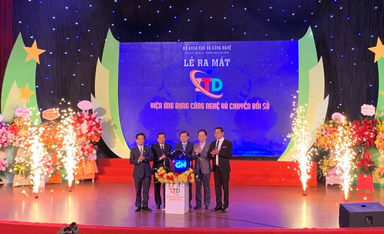 C&amp;aacute;c l&amp;atilde;nh đạo Hội Nghệ nh&amp;acirc;n v&amp;agrave; Thương hiệu bấm n&amp;uacute;t ra mắt Viện Ứng dụng c&amp;ocirc;ng nghệ v&amp;agrave; Chuyển đổi số