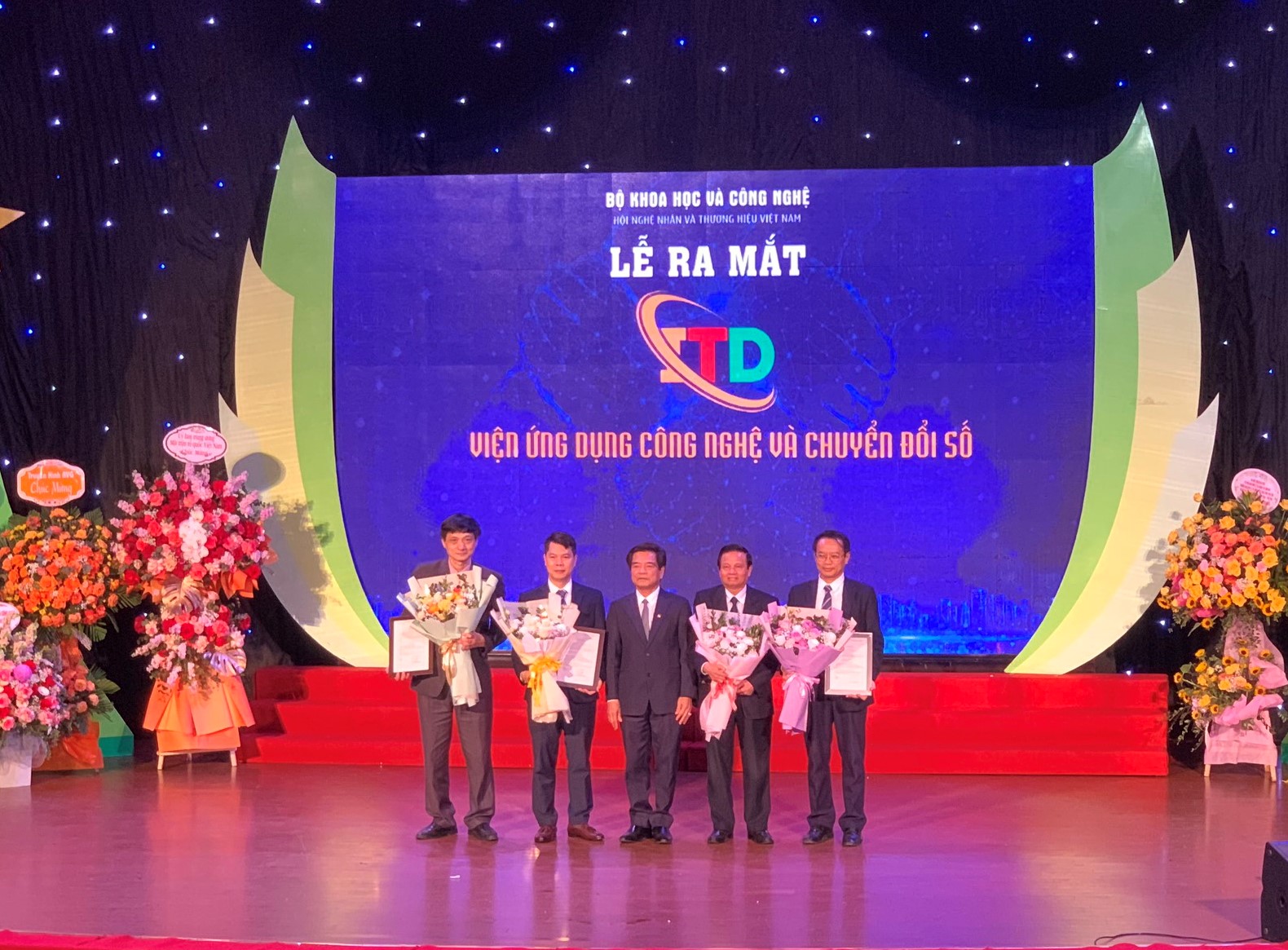 Ban l&amp;atilde;nh đạo Viện Ứng dụng c&amp;ocirc;ng nghệ v&amp;agrave; chuyển đổi số.