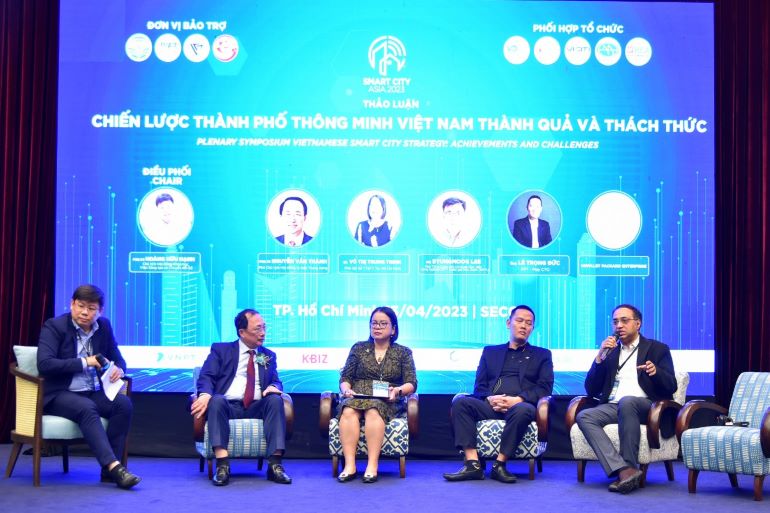 C&amp;aacute;c diễn giả tại thảo luận Chiến lược TP th&amp;ocirc;ng minh Việt Nam th&amp;agrave;nh quả v&amp;agrave; th&amp;aacute;ch thức