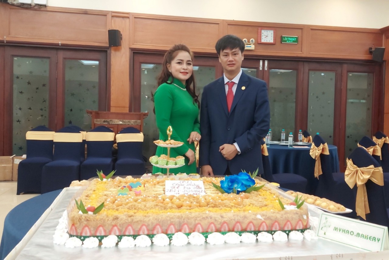 B&amp;agrave; Nguyễn Thị Thu Trang- Đại diện Mỹ Hảo Bakery v&amp;agrave; &amp;ocirc;ng &amp;ocirc;ng Ho&amp;agrave;ng Văn Tr&amp;iacute;- Chủ tịch Cộng đồng Doanh nghiệp JBN tại sự kiện