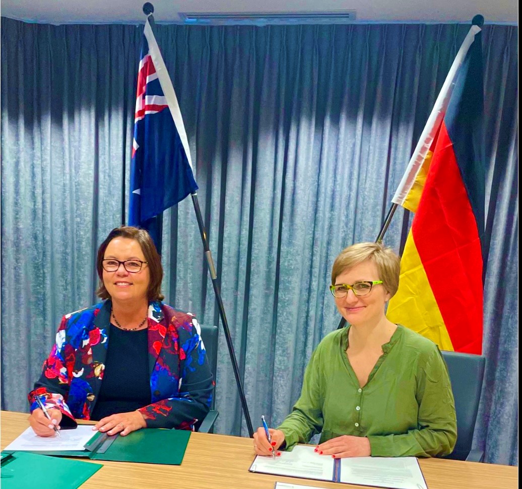 B&amp;agrave; Hon Madeleine King, Bộ trưởng Bộ T&amp;agrave;i nguy&amp;ecirc;n v&amp;ugrave;ng Bắc &amp;Uacute;c (tr&amp;aacute;i) v&amp;agrave; TS. Franziska Brantner, Nghị sĩ Quốc hội, Quốc vụ khanh Bộ Kinh tế v&amp;agrave; Bảo vệ kh&amp;iacute; hậu, Đức (phải)