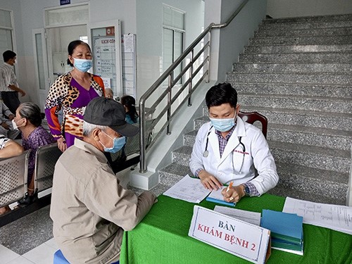 B&amp;aacute;c sỹ tư vấn cho bệnh nh&amp;acirc;n tại bệnh viện