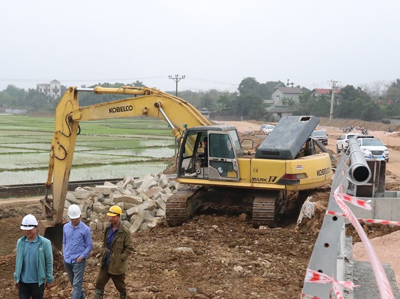 Tuyến đường quốc lộ 6 đi Khu c&amp;ocirc;ng nghiệp Nhuận Trạch (Lương Sơn) được đầu tư từ nguồn vốn  đầu tư c&amp;ocirc;ng đang được đẩy nhanh tiến độ triển khai.
