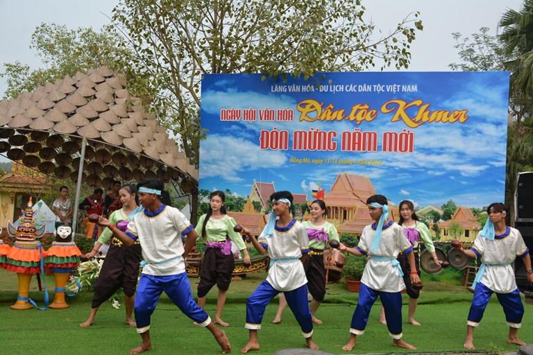 Ảnh minh họaĐồng b&amp;agrave;o d&amp;acirc;n tộc Khmer vui đ&amp;oacute;n Tết Ch&amp;ocirc;i Chnăm Thm&amp;acirc;y tại Quần thể Ch&amp;ugrave;a Khmer (1)