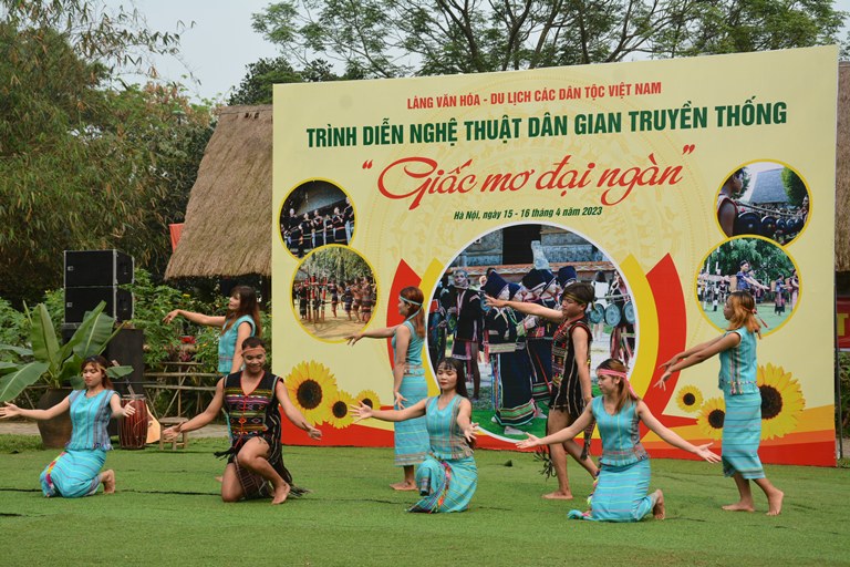 Ảnh minh họaC&amp;aacute;c nghệ nh&amp;acirc;n m&amp;uacute;a d&amp;acirc;n tộc &amp;Ecirc; Đ&amp;ecirc;, tỉnh Đắk Lắk tr&amp;igrave;nh diễn giai điệu T&amp;acirc;y Nguy&amp;ecirc;n &amp;ndash; Giấc mơ đại ng&amp;agrave;n tại L&amp;agrave;ng &amp;Ecirc; Đ&amp;ecirc;.  .