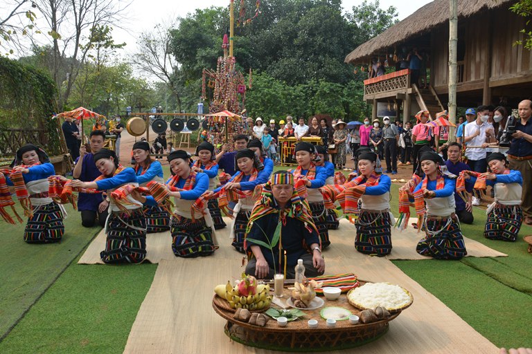 Thầy mo c&amp;uacute;ng d&amp;acirc;ng lễ vật tạ ơn Thần P&amp;oacute; Then trong Lễ Ch&amp;aacute; M&amp;ugrave;n, d&amp;acirc;n tộc Th&amp;aacute;i đen.