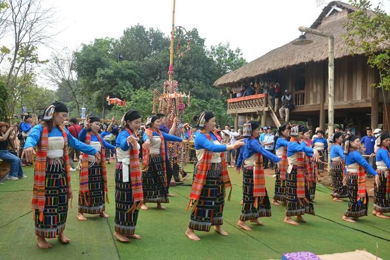 Sau lễ c&amp;uacute;ng thần, người d&amp;acirc;n vui mừng m&amp;uacute;a h&amp;aacute;t tỏ l&amp;ograve;ng th&amp;agrave;nh k&amp;iacute;nh, tạ ơn Mường Trời