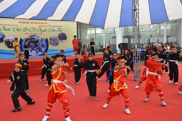 H&amp;agrave;ng trăm học vi&amp;ecirc;n v&amp;otilde; cổ truyền tr&amp;igrave;nh diễn tại L&amp;agrave;ng 3.