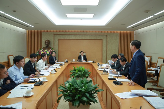 Ph&amp;oacute; Thủ tướng Ch&amp;iacute;nh phủ Trần Hồng H&amp;agrave; l&amp;agrave;m việc với Tổ c&amp;ocirc;ng t&amp;aacute;c của Thủ tướng Ch&amp;iacute;nh phủ về giải quyết th&amp;aacute;o gỡ kh&amp;oacute; khăn, vướng mắc trong triển khai thực hiện dự &amp;aacute;n bất động sản - Ảnh: VGP