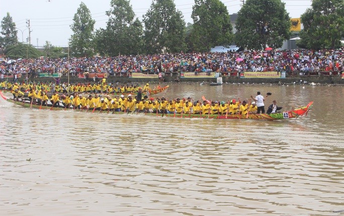 Đua ghe Ngo l&amp;agrave; bộ m&amp;ocirc;n thể thao của đồng b&amp;agrave;o Khmer c&amp;oacute; đ&amp;ocirc;ng vận động vi&amp;ecirc;n nhất trong loại h&amp;igrave;nh thể thao v&amp;ugrave;ng s&amp;ocirc;ng nước