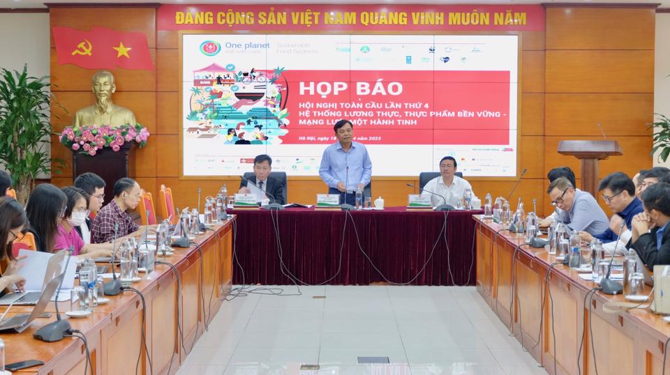 Thứ trưởng Bộ NN&amp;amp;PTNT Nguyễn Ho&amp;agrave;ng Hiệp th&amp;ocirc;ng tin tại cuộc họp b&amp;aacute;o s&amp;aacute;ng 18/4. Ảnh: Trọng T&amp;ugrave;ng.Ảnh minh họa