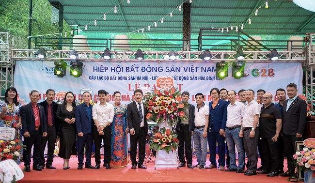 Ts. Nguyễn Hữu Cường &amp;ndash; Chủ tịch CLB bất động sản H&amp;agrave; Nội (người đứng thứ 2 b&amp;ecirc;n tr&amp;aacute;i) c&amp;ugrave;ng c&amp;aacute;c đại biểu tặng hoa ch&amp;uacute;c mừng