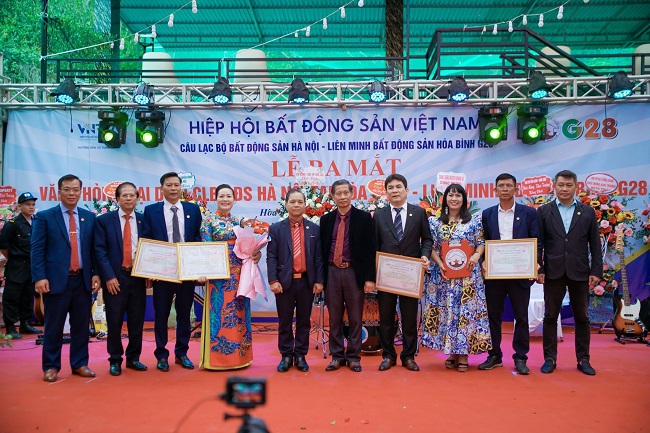 Ts. Nguyễn Hữu Cường &amp;ndash; Chủ tịch CLB bất động sản H&amp;agrave; Nội trao c&amp;aacute;c quyết định cho c&amp;aacute;c th&amp;agrave;nh vi&amp;ecirc;n Li&amp;ecirc;n minh bất động sản H&amp;ograve;a B&amp;igrave;nh G28