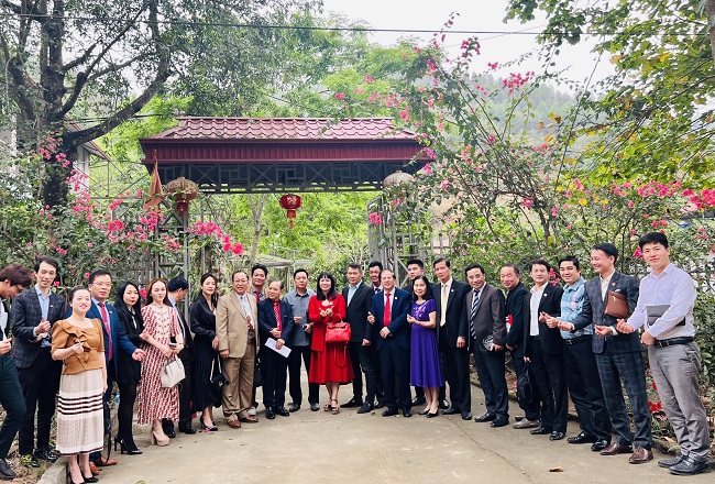 C&amp;aacute;c đại biểu dự Lễ ra mắt Li&amp;ecirc;n minh bất động sản H&amp;ograve;a B&amp;igrave;nh G28 chụp ảnh lưu niệm