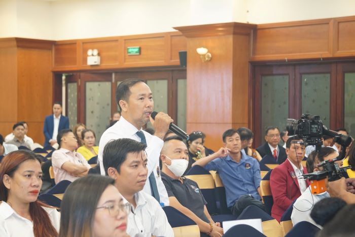 Trong buổi tọa đ&amp;agrave;m, c&amp;aacute;c doanh nghiệp đ&amp;atilde; đưa ra nhiều c&amp;acirc;u hỏi cho c&amp;aacute;c diễn giả về việc v&amp;ugrave;ng trồng, v&amp;ugrave;ng nguy&amp;ecirc;n liệu, sản xuất, xuất khẩu h&amp;agrave;ng h&amp;oacute;a...