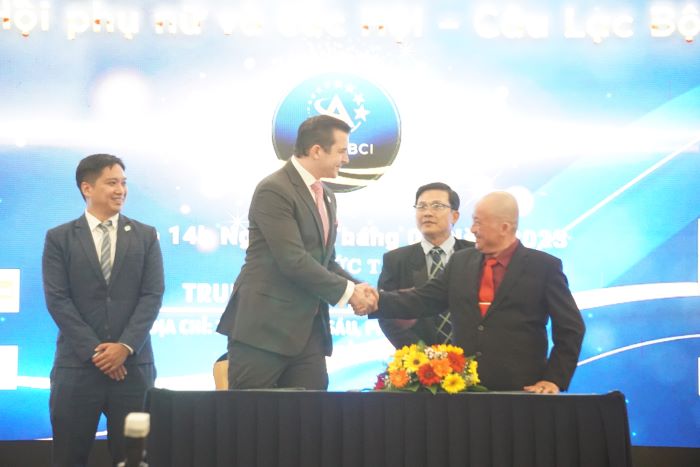 Trong khu&amp;ocirc;n khổ chương tr&amp;igrave;nh tọa đ&amp;agrave;m, đ&amp;atilde; diễn ra Lễ k&amp;yacute; kết hợp t&amp;aacute;c v&amp;agrave; bao ti&amp;ecirc;u sản phẩm giữa APEC BCI v&amp;agrave; c&amp;aacute;c tổ chức, doanh nghiệp