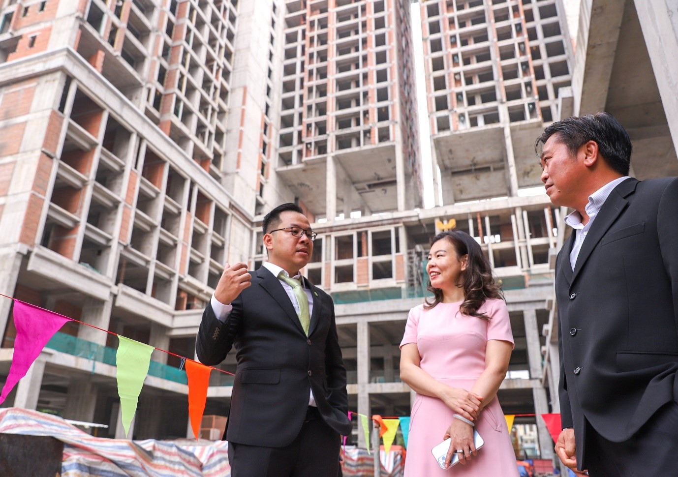 : Đại diện Chủ đầu tư c&amp;ugrave;ng đối t&amp;aacute;c TPBank v&amp;agrave; Ricons tham quan dự &amp;aacute;n v&amp;agrave; căn hộ mẫu thực tế sau lễ k&amp;yacute; kết