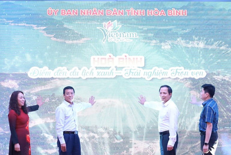 L&amp;atilde;nh đạo UBND tỉnh H&amp;ograve;a B&amp;igrave;nh v&amp;agrave; c&amp;aacute;c đại biểu ấn n&amp;uacute;t ph&amp;aacute;t động Chương tr&amp;igrave;nh k&amp;iacute;ch cầu du lịch H&amp;ograve;a B&amp;igrave;nh năm 2023.