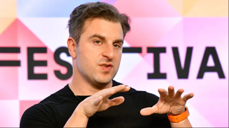 Gi&amp;aacute;m đốc điều h&amp;agrave;nh ki&amp;ecirc;m người đồng s&amp;aacute;ng lập Airbnb Brian Chesky ph&amp;aacute;t biểu tại Lễ hội Đổi mới C&amp;ocirc;ng ty Nhanh v&amp;agrave;o ng&amp;agrave;y 21 th&amp;aacute;ng 9 năm 2022 tại New York.Eugene Gologursky | Getty Images