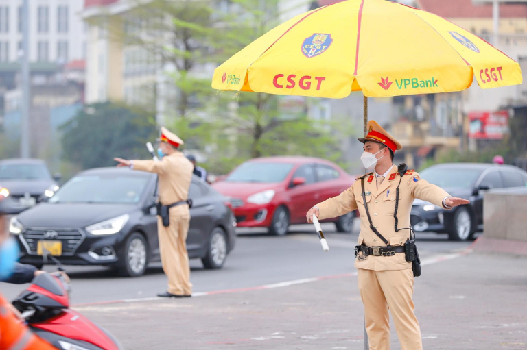 Cảnh s&amp;aacute;t giao th&amp;ocirc;ng Thủ đ&amp;ocirc; thực hiện nhiệm vụ tại v&amp;ograve;ng xuyến cầu Chương DươngẢnh minh họa