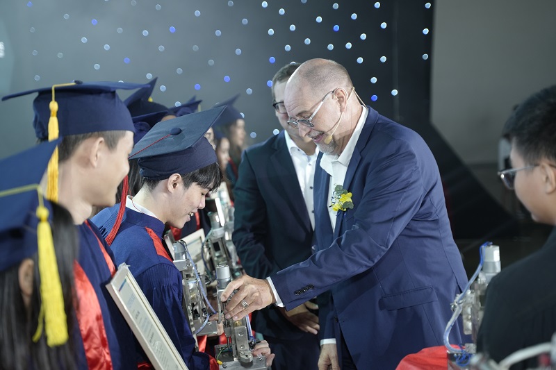 C&amp;aacute;c sinh vi&amp;ecirc;n được trao bằng tốt nghiệp trong lễ kỷ niệm 10 năm th&amp;agrave;nh lập TGA