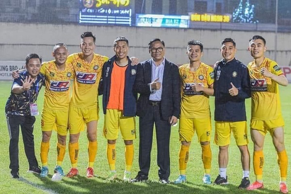 &amp;Ocirc;ng bầu Cao Tiến Đoan (đứng giữa), Chủ tịch CLB Đ&amp;ocirc;ng &amp;Aacute; Thanh H&amp;oacute;a