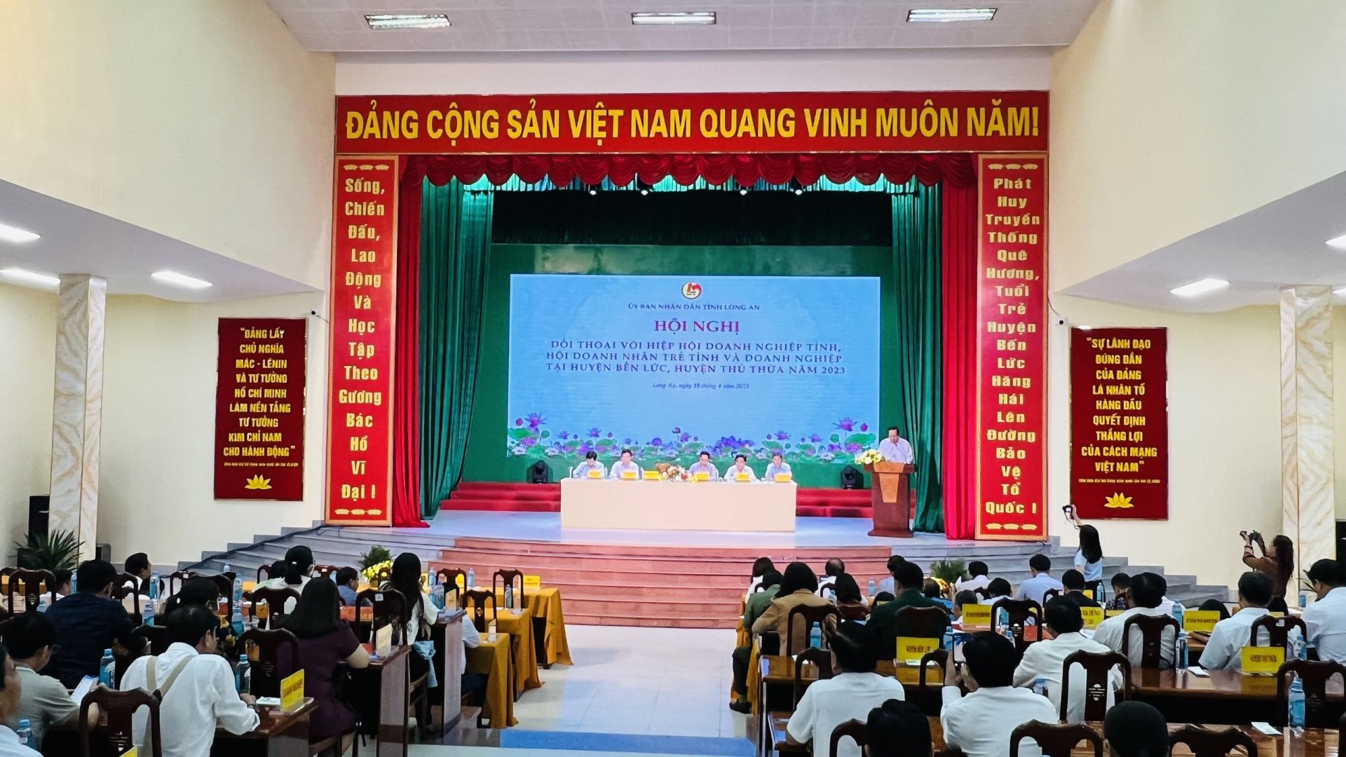 Hội nghị đối thoại với doanh nghiệp nhằm chia sẻ, lắng nghe v&amp;agrave; c&amp;ugrave;ng nhau t&amp;igrave;m giải ph&amp;aacute;p kịp thời th&amp;aacute;o gỡ những vướng mắc m&amp;agrave; doanh nghiệp đang gặp phải