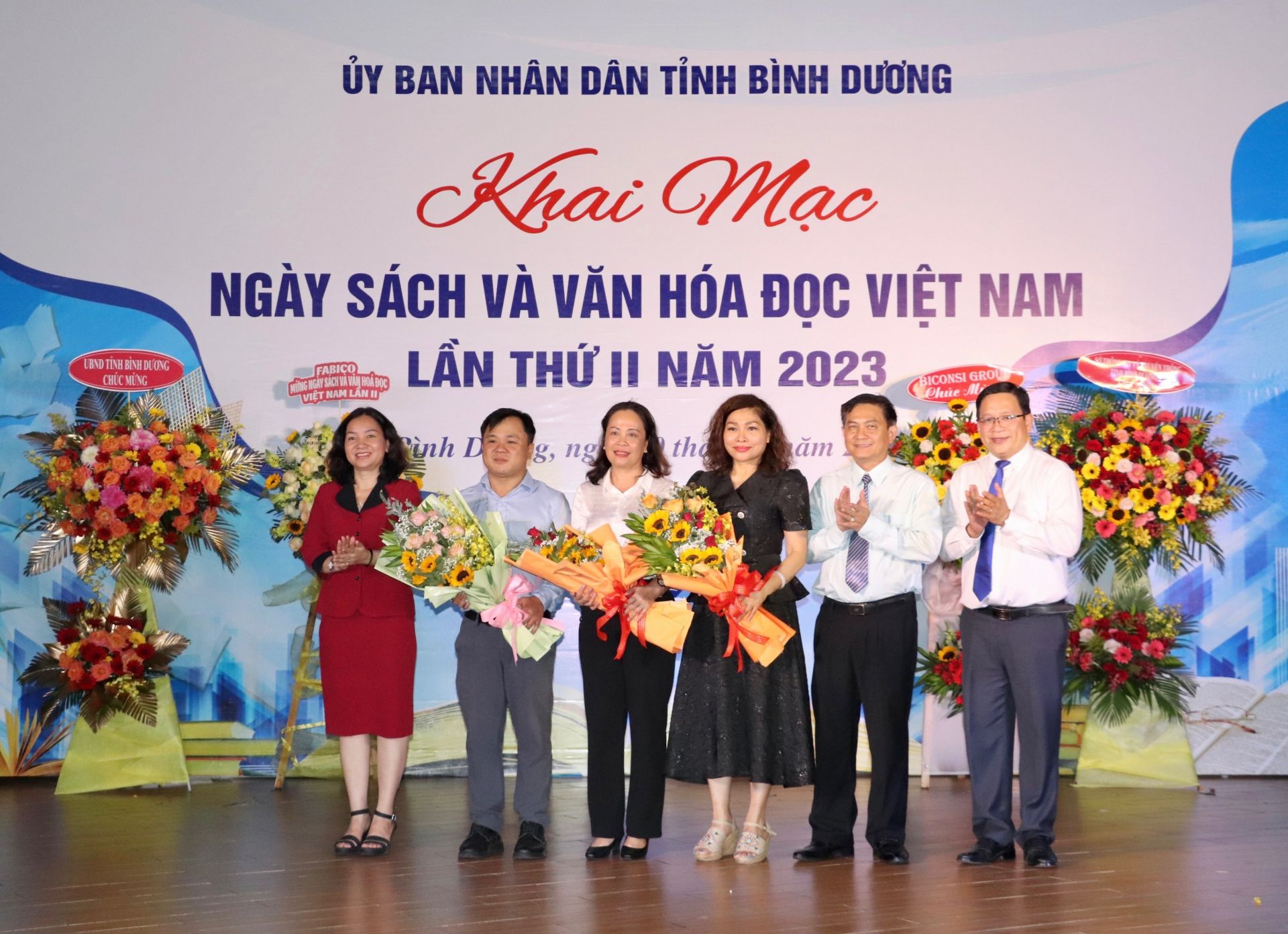 L&amp;atilde;nh đạo tỉnh tặng hoa tri &amp;acirc;n c&amp;aacute;c đơn vị tham gia triển l&amp;atilde;m