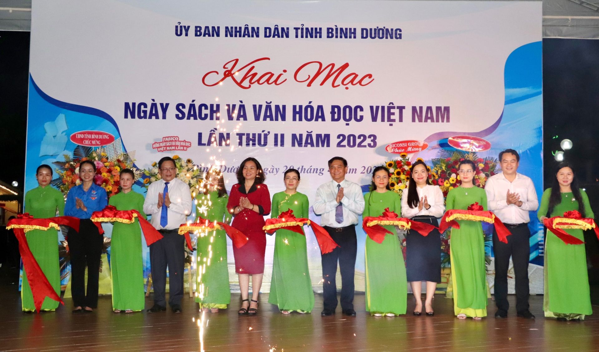 Đại biểu thực hiện nghi thức cắt băng khai mạc triển l&amp;atilde;m