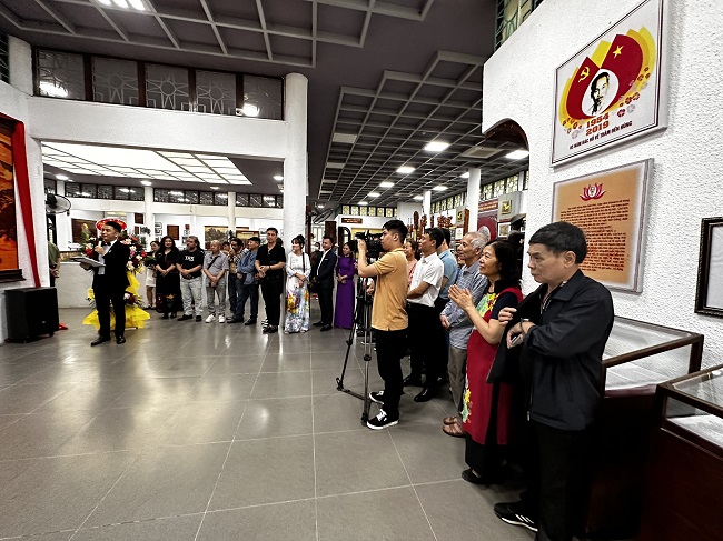 C&amp;aacute;c đại biểu đến dự triển l&amp;atilde;m tranh sơn m&amp;agrave;i &amp;ldquo;C&amp;ugrave;ng sơn ta Về Nguồn tr&amp;ecirc;n đất Tổ&amp;rdquo;