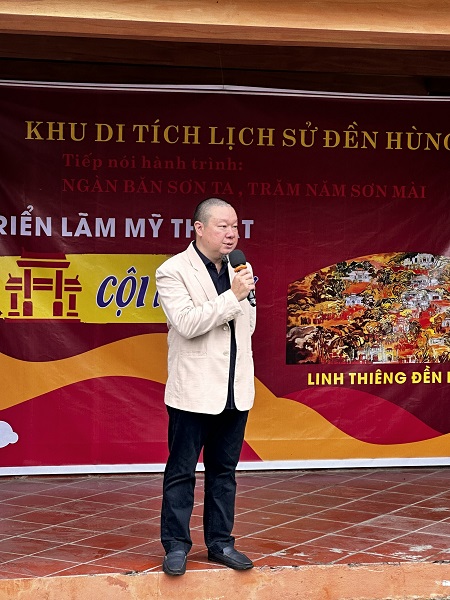 Họa sỹ Nguyễn Trường Linh chia sẻ khi l&amp;ecirc;n &amp;yacute; tưởng v&amp;agrave; phối cảnh, phối m&amp;agrave;u cũng như chất liệu của bức tranh sơn m&amp;agrave;i &amp;ldquo;Linh thi&amp;ecirc;ng Đền H&amp;ugrave;ng&amp;rdquo;.