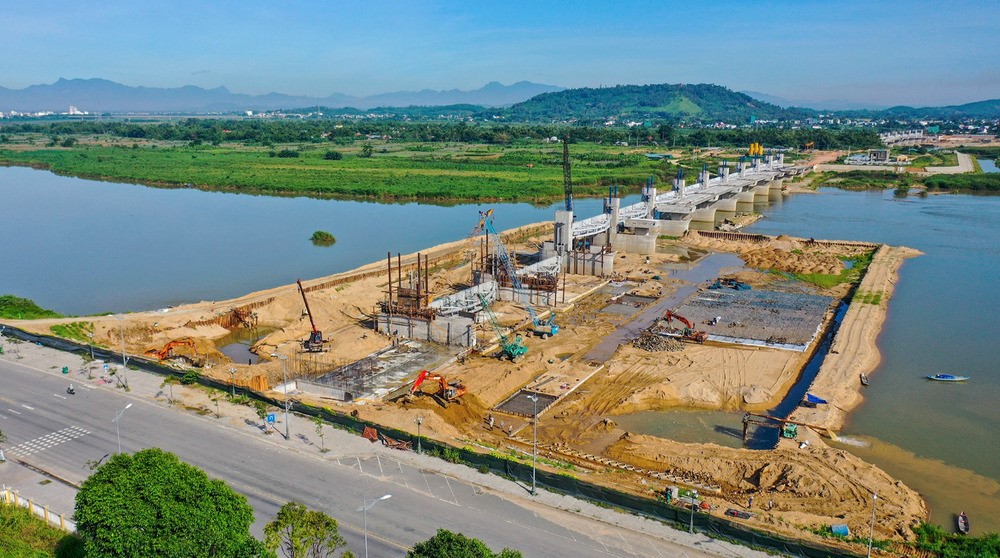 Đập d&amp;acirc;ng hạ lưu s&amp;ocirc;ng Tr&amp;agrave; Kh&amp;uacute;c c&amp;oacute; vốn đầu tư ban đầu 60,648 tỷ đồng được khởi c&amp;ocirc;ng th&amp;aacute;ng 7/2019, sau 2 lần điều chỉnh tổng vốn đầu tư đ&amp;atilde; đội l&amp;ecirc;n gần 1.500 tỷ đồng