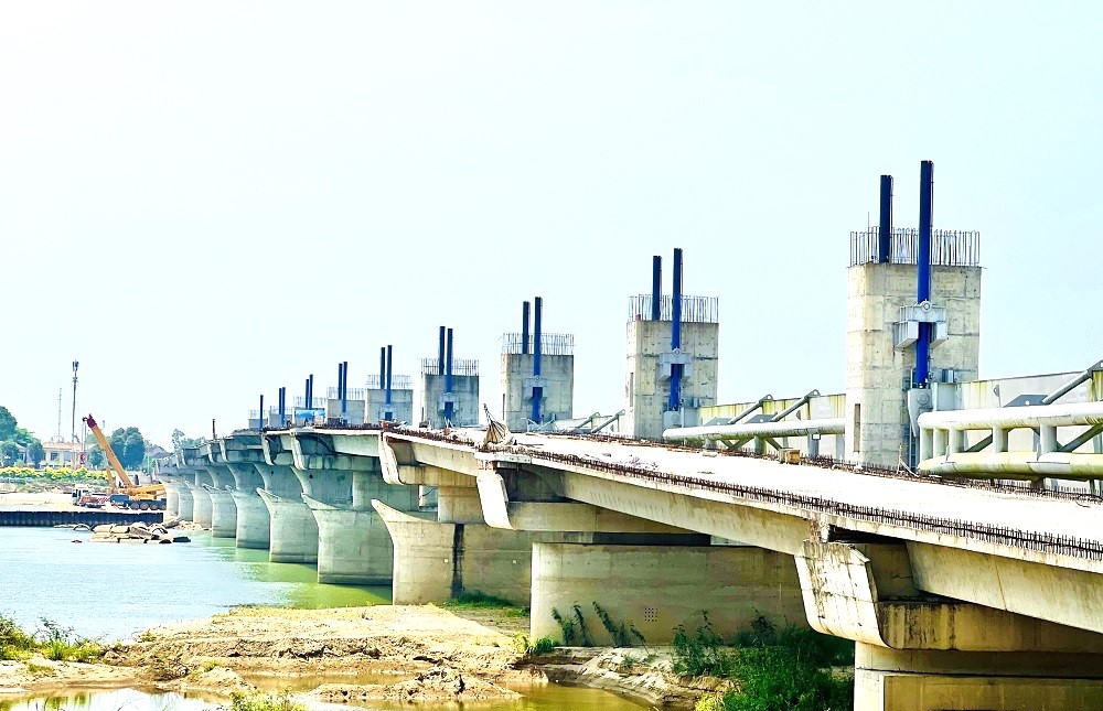 Đ&amp;acirc;y l&amp;agrave; c&amp;ocirc;ng tr&amp;igrave;nh thủy lợi kết hợp giao th&amp;ocirc;ng, mục ti&amp;ecirc;u ch&amp;iacute;nh l&amp;agrave; d&amp;acirc;ng nước tr&amp;ecirc;n s&amp;ocirc;ng Tr&amp;agrave; Kh&amp;uacute;c, đoạn qua TP.Quảng Ng&amp;atilde;i, do Ban quản l&amp;yacute; dự &amp;aacute;n đầu tư x&amp;acirc;y dựng c&amp;aacute;c c&amp;ocirc;ng tr&amp;igrave;nh giao th&amp;ocirc;ng tỉnh Quảng Ng&amp;atilde;i l&amp;agrave;m chủ đầu tư