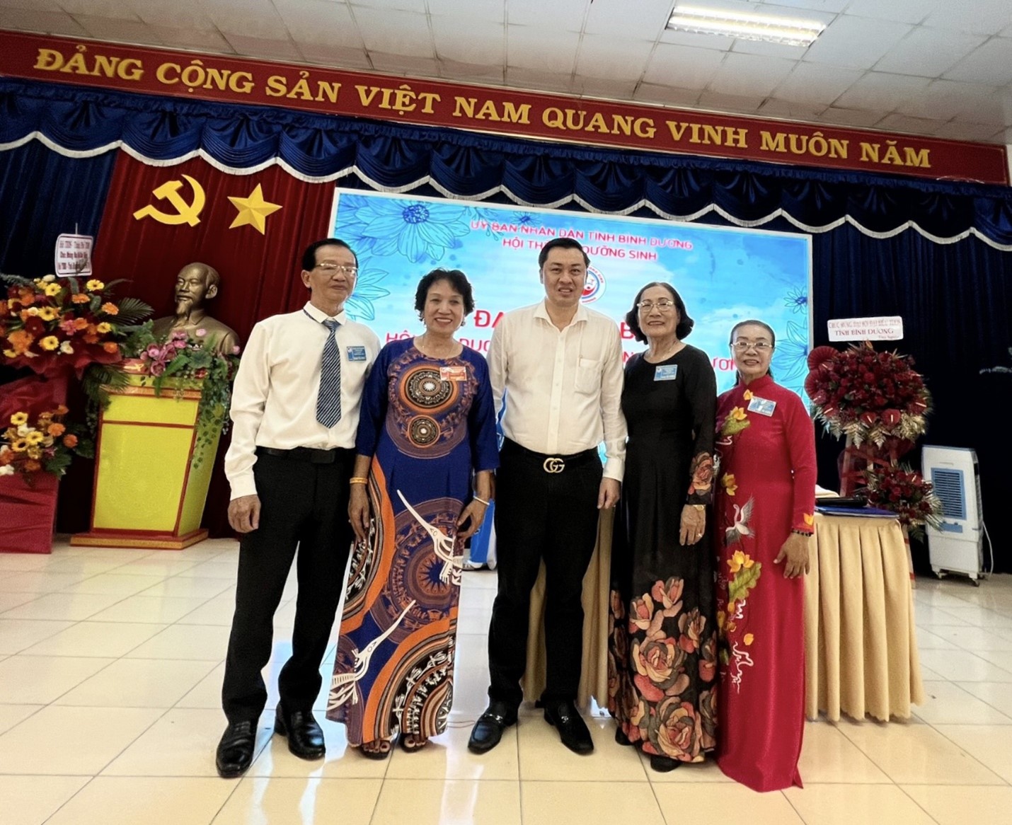 &amp;Ocirc;ng Cao Văn Ch&amp;oacute;ng-PGĐ Sở Văn ho&amp;aacute;, Thể thao v&amp;agrave; Du lịch   chụp h&amp;igrave;nh lưu niệm c&amp;ugrave;ng Chủ tịch v&amp;agrave; c&amp;aacute;c Ph&amp;oacute; Chủ tịch Hội Thể dục dưỡng sinh tỉnh B&amp;igrave;nh Dương nhiệm kỳ 2023-2028