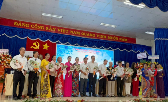 L&amp;atilde;nh đạo Hội Thể dục dưỡng sinh tặng hoa ch&amp;uacute;c mừng đại biểu l&amp;atilde;nh đạo v&amp;agrave; kh&amp;aacute;ch mời đến tham dự Đại hội