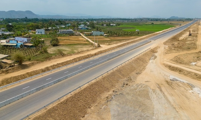 Nhiều đoạn tr&amp;ecirc;n tuyến cao tốc Phan Thiết - Vĩnh Hảo chuẩn bị lắp xong dải ph&amp;acirc;n c&amp;aacute;ch, vạch sơn gi&amp;uacute;p cho B&amp;igrave;nh Thuận th&amp;ecirc;m nhiều điều thuận lợi trong việc di chuyển