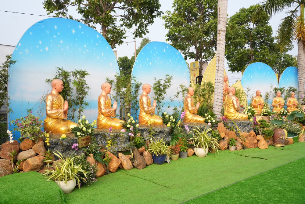10 t&amp;ocirc;n tượng hóa th&amp;acirc;n của B&amp;ocirc;̀ Tát Quán Th&amp;ecirc;́ &amp;Acirc;m được trưng bày trong kh&amp;ocirc;ng gian tri&amp;ecirc;̉n lãm, dưới th&amp;acirc;n tướng người nữ với những hạnh nguy&amp;ecirc;̣n khác nhau mang giá trị cao v&amp;ecirc;̀ th&amp;acirc;̉m mỹ.