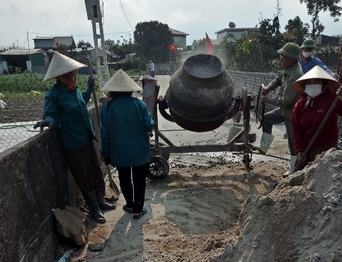 Nh&amp;acirc;n d&amp;acirc;n x&amp;atilde; Nghi Xu&amp;acirc;n đổ b&amp;ecirc; t&amp;ocirc;ng đường l&amp;agrave;ng trong tiến h&amp;agrave;nh x&amp;acirc;y dựng x&amp;atilde; đạt chuẩn NTM n&amp;acirc;ng cao