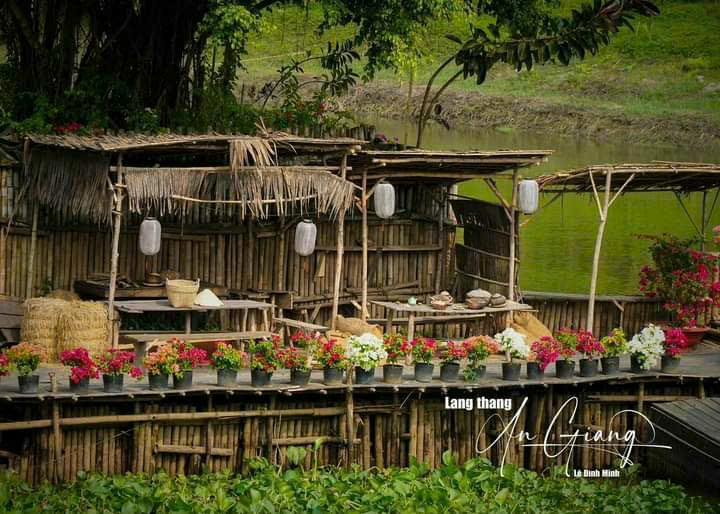 Bối cảnh phim trường c&amp;ograve;n lưu dấu