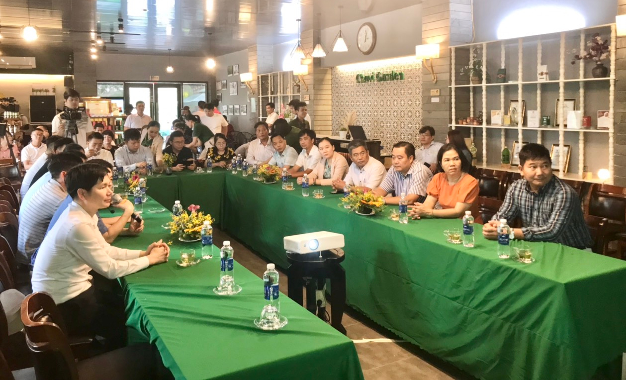 Đo&amp;agrave;n kh&amp;aacute;ch DN Trung Quốc v&amp;agrave; Sở C&amp;ocirc;ng thương L&amp;agrave;o Cai đến tham quan vườn chanh v&amp;agrave; l&amp;agrave;m việc tại C&amp;ocirc;ng ty CP Thương mại v&amp;agrave; Đầu tư Chanh Việt Long An
