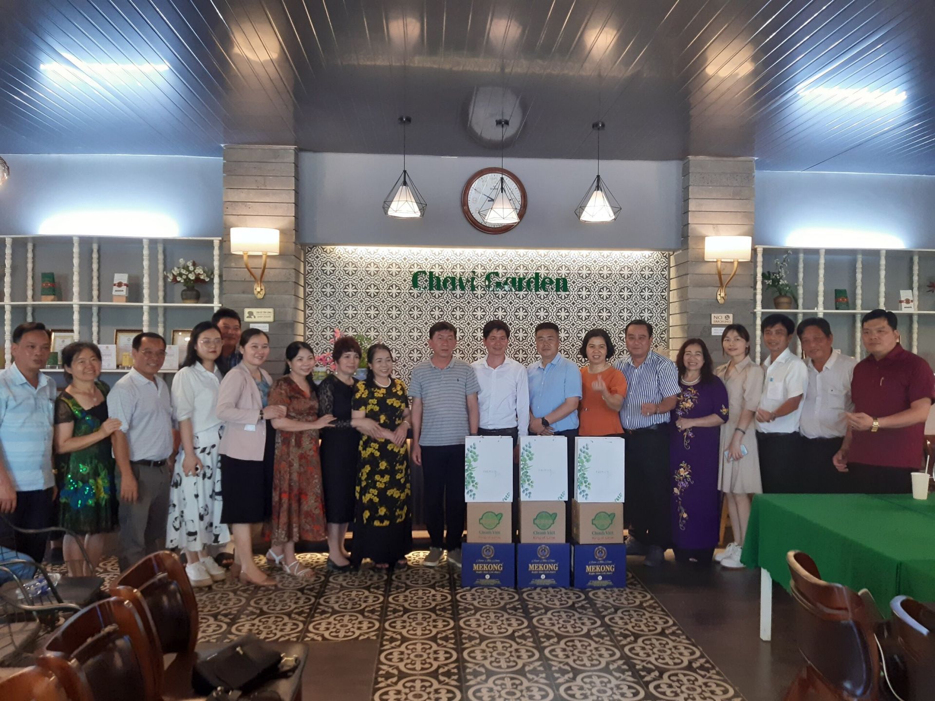 Đo&amp;agrave;n chụp ảnh lưu niệm