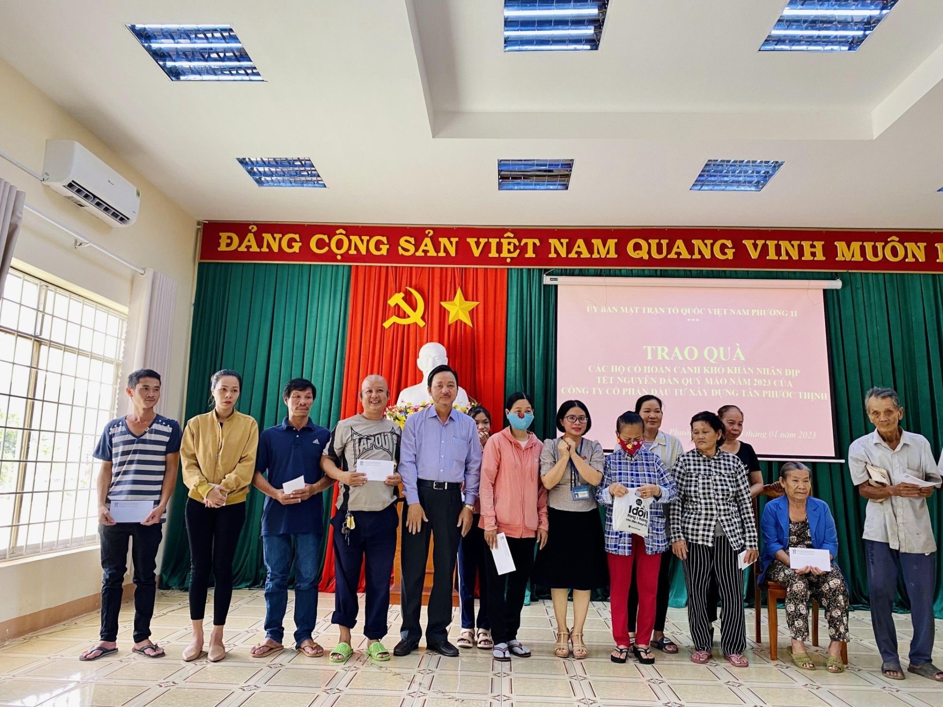 &amp;Ocirc;ng Phạm Văn Tri&amp;ecirc;m (*) &amp;ndash;Chủ tịch HĐQT C&amp;ocirc;ng ty CP Đầu tư v&amp;agrave; X&amp;acirc;y dựng T&amp;acirc;n Phước Thịnh  trao qu&amp;agrave; Tết cho người ngh&amp;egrave;o tại Phường 11, Tp.Vũng T&amp;agrave;u nh&amp;acirc;n dịp Xu&amp;acirc;n Qu&amp;yacute; M&amp;atilde;o năm 2023