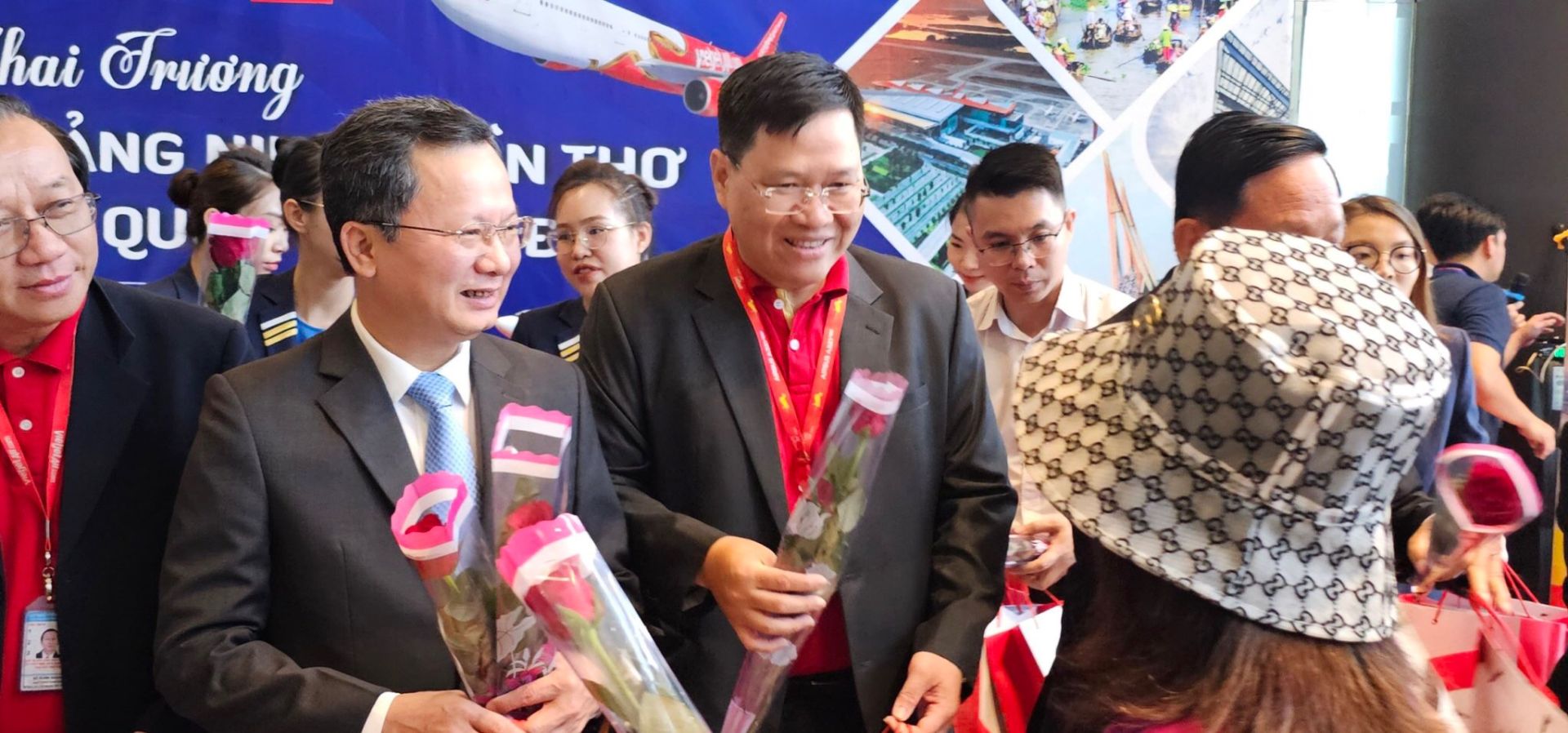 Đồng ch&amp;iacute; Cao Tường Huy, Quyền Chủ tịch UBND tỉnh Quảng Ninh tặng hoa ch&amp;uacute;c mừng c&amp;aacute;c h&amp;agrave;nh kh&amp;aacute;ch từ Cần Thơ đến Quảng Ninh.